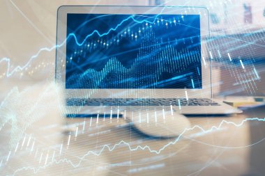 Forx çizelgesine ve bilgisayarla çalışma alanına çift pozlama. Uluslararası çevrimiçi ticaret kavramı.