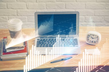 Forx çizelgesine ve bilgisayarla çalışma alanına çift pozlama. Uluslararası çevrimiçi ticaret kavramı.