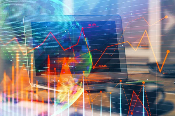 Zeichnung von Finanzdiagrammen und Tabelle mit Computer im Hintergrund. Mehrfachbelichtung. Konzept der internationalen Märkte. — Stockfoto