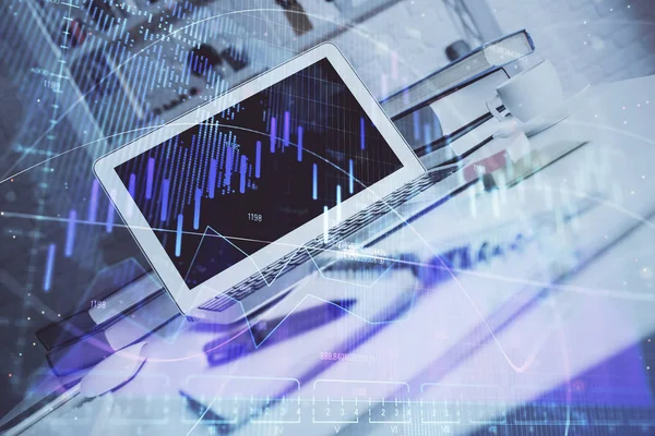 Hologramm des Devisendiagramms auf dem Tisch mit Computerhintergrund. Doppelbelichtung. Konzept der Finanzmärkte. — Stockfoto