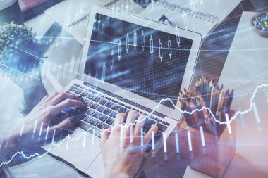 Forex grafik arka plan ile borsa dizüstü bilgisayar ile notlar yazma mans elçift pozlama. Üst Görünüm. Araştırma ve ticaret kavramı.