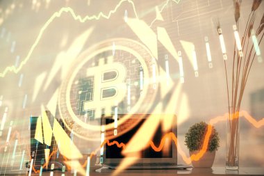 Engelleme zinciri ve kripto ekonomi temalı hologram ve bilgisayar geçmişi olan bir masa. Bitcoin kripto para kavramı.
