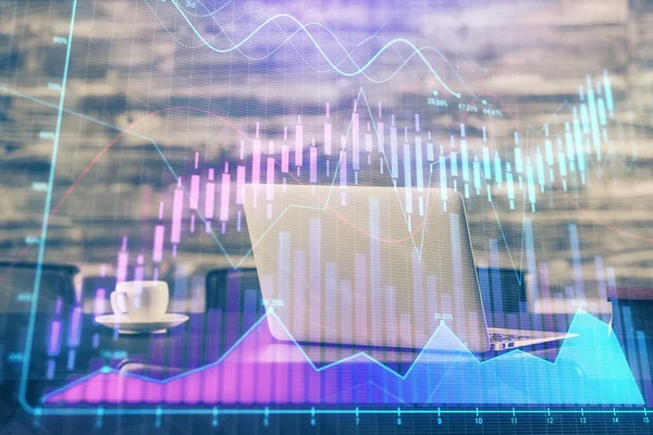 Holograma gráfico del mercado financiero y computadora personal en segundo plano. Doble exposición. Concepto de forex. —  Fotos de Stock