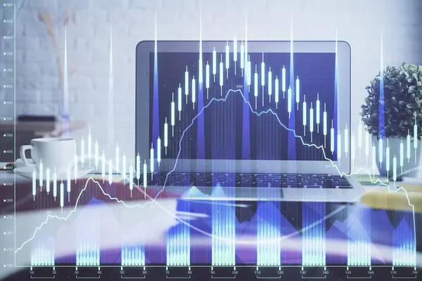 Holograma gráfico del mercado Forex y computadora personal en segundo plano. Exposición múltiple. Concepto de inversión. —  Fotos de Stock