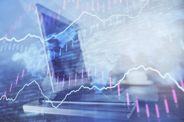 Masası ve kişisel bilgisayarı olan borsa grafiği. Çifte maruziyet. Mali analiz kavramı.