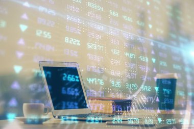 Arka planda eski pazar grafik hologramı ve kişisel bilgisayar var. Çoklu maruz kalma. Yatırım kavramı.