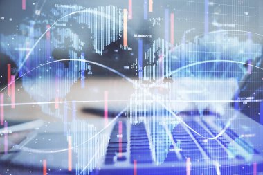 İş teması simgelerinin çoklu pozlandırılması ve bilgisayar geçmişi olan masa. Başarı kavramı.