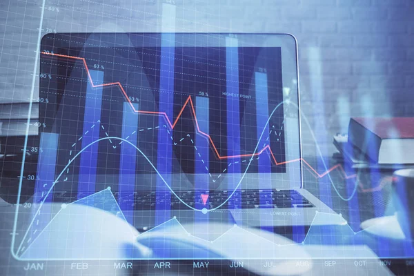 株式市場のグラフとコンピュータの背景を持つテーブル。多重露光。金融分析の概念. — ストック写真