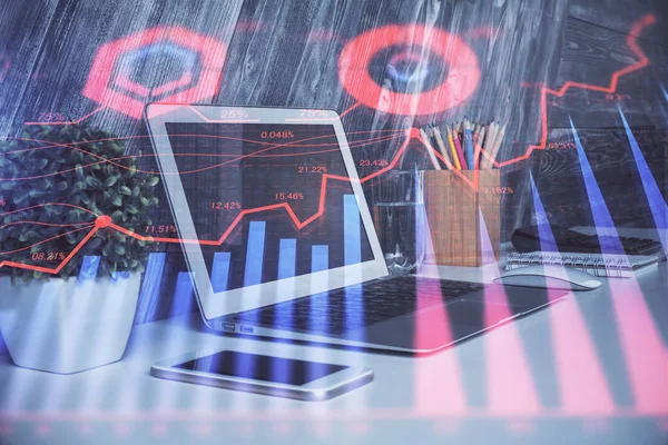 Forex Grafiek hologram op tafel met computer achtergrond. Dubbele belichting. Begrip financiële markten. — Stockfoto