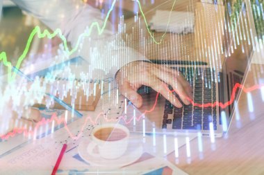 Arka planda ofiste bilgisayarda çalışan işadamı ile Forex grafiği. Sert çalışma kavramı. Çoklu pozlama.