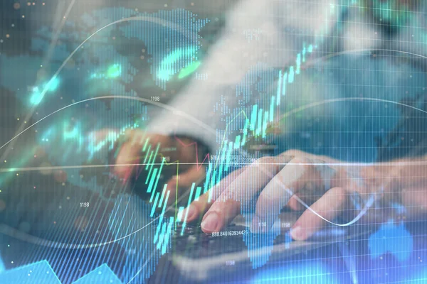 Arka planda ofiste bilgisayarda çalışan işadamı ile Forex grafiği. Sert çalışma kavramı. Çoklu pozlama.