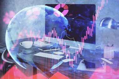 İş teması simgelerinin çoklu pozlandırılması ve bilgisayar geçmişi olan masa. Başarı kavramı.