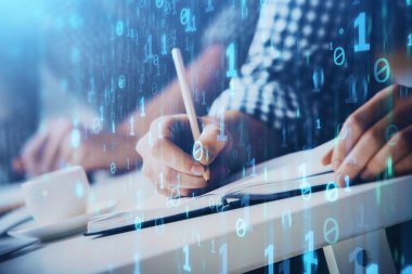 Yazan adam elleri teknoloji simgeleriyle donatır.