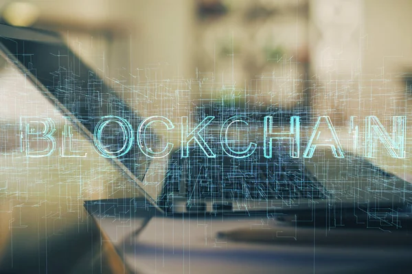 Engelleme zinciri ve kripto ekonomi temalı hologram ve bilgisayar geçmişi olan bir masa. Bitcoin kripto para kavramı.