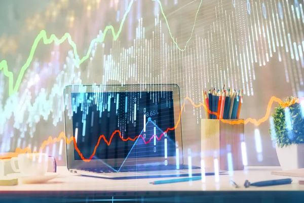 Forex trh graf hologram a osobní počítač na pozadí. Dvojité vystavení. Pojem investice. — Stock fotografie