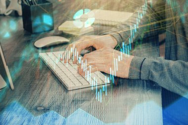 Adam ile mali grafik multi pozlama arka planda ofiste çalışır. Analiz kavramı.