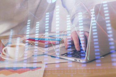 Arka planda ofiste bilgisayarda çalışan işadamı ile Forex grafiği. Sert çalışma kavramı. Çift Pozlama.