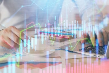 Arka planda ofiste bilgisayarda çalışan işadamı ile Forex grafiği. Sert çalışma kavramı. Çift Pozlama.