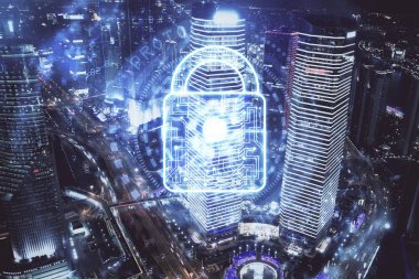 Gökdelenler arka planda çoklu pozlama ile şehir görüntüsüne simge hologramını kilitle. Veri güvenliği kavramı.