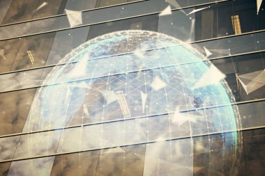 İş temalı hologram çizimine ve şehrin arka planına çifte maruz kalma. Başarı kavramı.