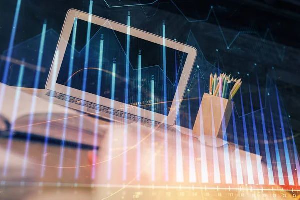 Holograma gráfico do mercado Forex e fundo do computador pessoal. Exposição múltipla. Conceito de investimento. — Fotografia de Stock