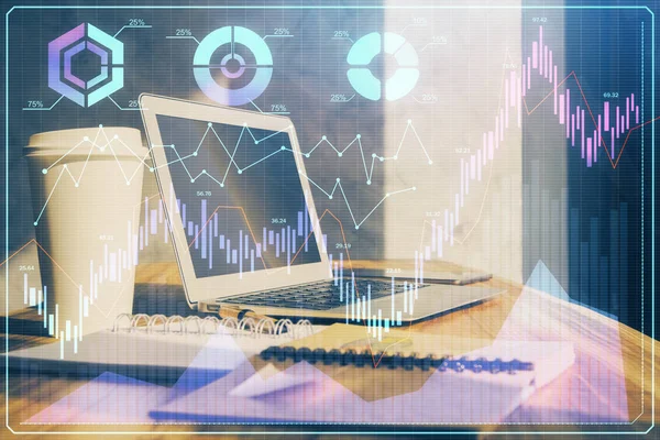 Gráfico financiero dibujo colorido y mesa con el ordenador en el fondo. Doble exposición. Concepto de mercados internacionales. — Foto de Stock