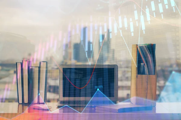 Голограма фондового ринку, намальована на фоні персонального комп'ютера. Подвійна експозиція. Концепція інвестицій . — стокове фото