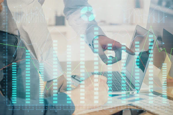 Arka planda ofiste bilgisayarda işadamı yazarak grafiğin çift pozlama. Zor iş kavramı.