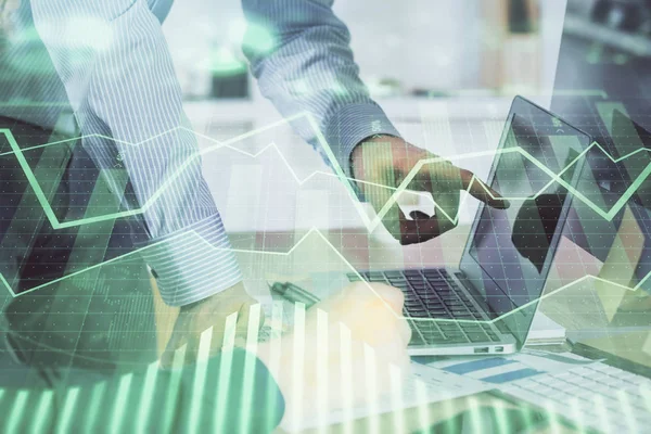 Adam arka planda ofiste bilgisayarda yazarak grafik çift pozlama. Zor iş kavramı. Closeup.