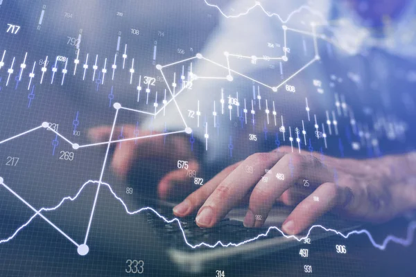 Arka planda ofiste bilgisayarda çalışan işadamı ile Forex grafiği. Sert çalışma kavramı. Çoklu pozlama.