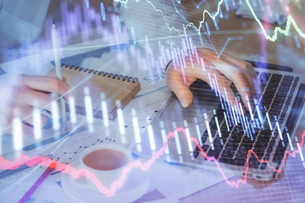 Forex-Graph mit Geschäftsmann, der am Computer im Büro im Hintergrund arbeitet. Konzept der Fleißarbeit. Doppelbelastung. — Stockfoto