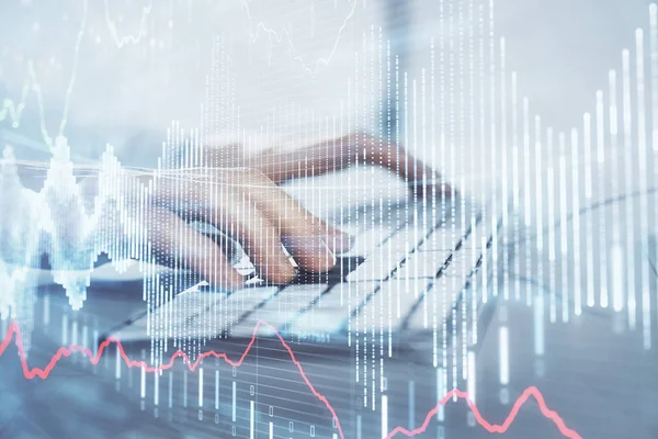 Arka planda ofiste bilgisayarda çalışan işadamı ile Forex grafiği. Sert çalışma kavramı. Closeup. Çoklu pozlama.