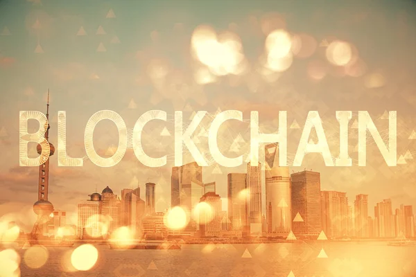 Dubbel exponering av krypto valuta tema hologram ritning och stad slöja bakgrund. Begreppet blockchain och bitcoin. — Stockfoto