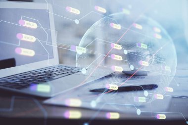 Bilgisayar ve dünya haritası hologramıyla masaüstü çifte pozlama. Uluslararası veri ağı kavramı.