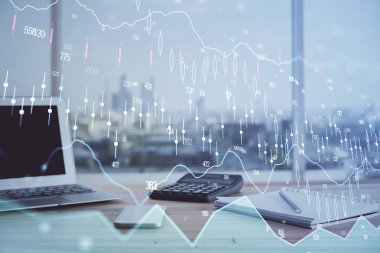 Masası ve kişisel bilgisayarı olan borsa grafiği. Çoklu maruz kalma. Mali analiz kavramı.