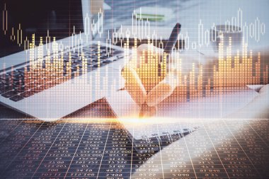 Forex tablosu WOMANS el notları arka plan alarak görüntülenir. Araştırma kavramı. Çift Pozlama