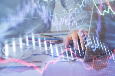 Arka planda ofiste bilgisayarda çalışan işadamı ile Forex grafiği. Sert çalışma kavramı. Çoklu pozlama.
