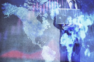 Arka planda dizüstü bilgisayar üzerinde çalışan işadamı ile Forex grafiği. Sert çalışma kavramı. Çoklu pozlama.