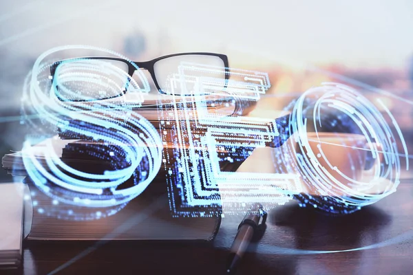 テーブルの背景に眼鏡をかけたSEOのホログラム。検索エンジン最適化の概念。二重露光. — ストック写真