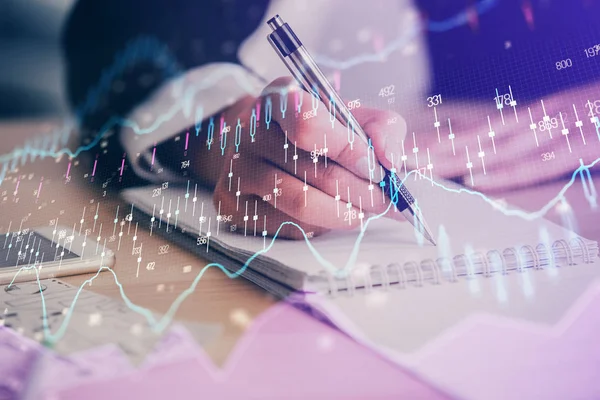 Bir kadın eller Not defteri hisse senedi piyasası hakkında bilgi yazma. Ön Forex grafik hologramlar. Araştırma kavramı. Çoklu pozlama