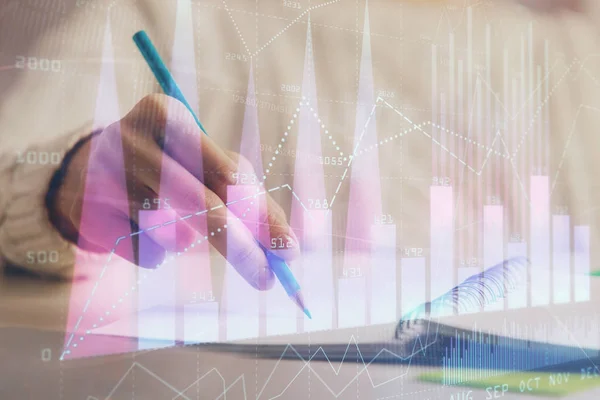 Gráfico de divisas financieras que se muestran en las manos tomando notas de fondo. Concepto de investigación. Doble exposición —  Fotos de Stock