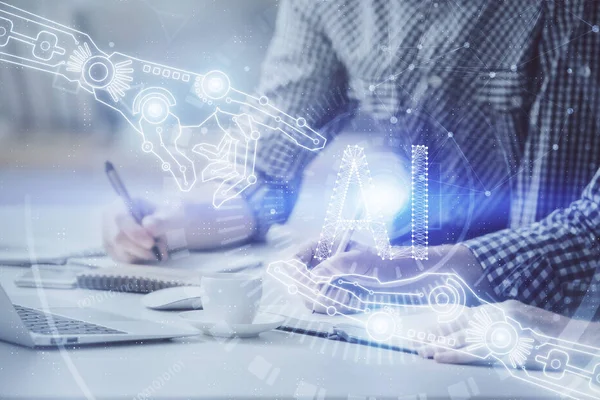 Teknoloji temalı hologramı olan bilgisayar geçmişi olan bir iş adamı. Yüksek teknoloji kavramı. Çoklu pozlama.