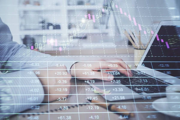 Arka planda bilgisayar üzerinde çalışan adam ile borsa grafiği çoklu pozlama. Finansal analiz kavramı.