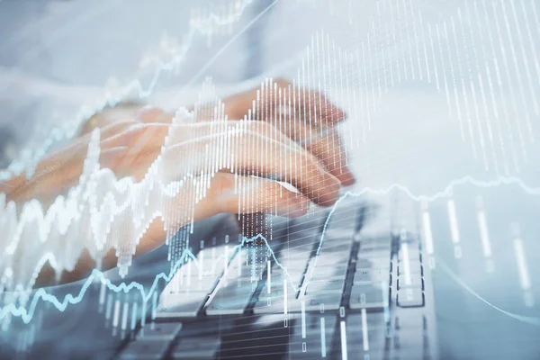 Arka planda ofiste bilgisayarda bilgisayarda yazan adam ile grafik çoklu pozlama. Sıkı çalışma kavramı. Closeup.