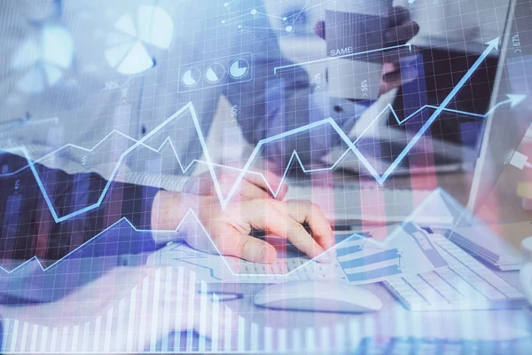 Adam arka planda ofiste bilgisayarda yazarak grafik Multi pozlama. Zor iş kavramı.