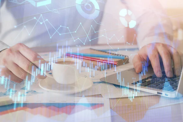 Forex diagram med affärsman som arbetar på dator i Office på bakgrunden. Begreppet hårt arbetande. Dubbel exponering. — Stockfoto