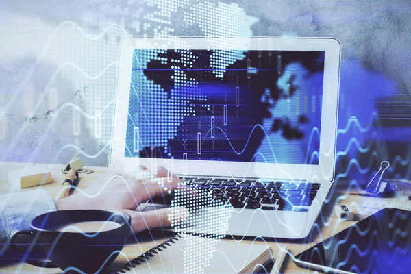 Arka planda ofiste bilgisayarda çalışan işadamı ile Forex grafiği. Sert çalışma kavramı. Çift Pozlama.