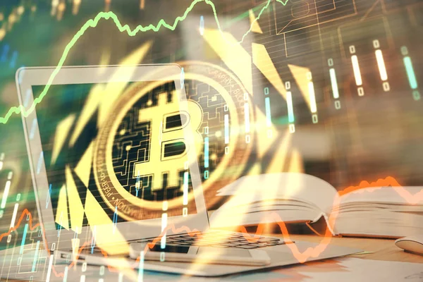 Engelleme zinciri ve kripto ekonomi temalı hologram ve bilgisayar geçmişi olan bir masa. Bitcoin kripto para kavramı.