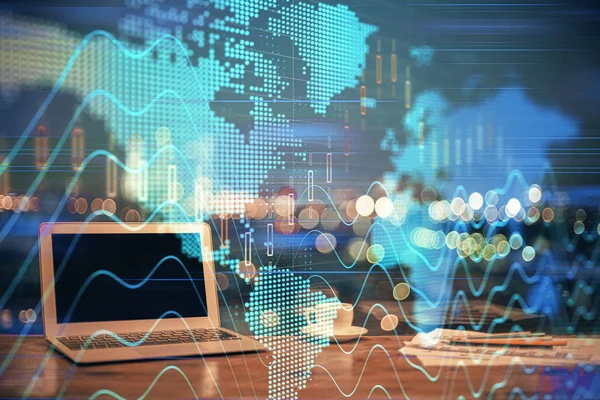 Finansal grafik renkli çizimler ve arka planda bilgisayar olan tablolar. Çoklu maruz kalma. Uluslararası pazarlar kavramı.