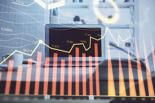 Hologramm des Devisenmarktdiagramms und Hintergrund des PCs. Doppelbelichtung. Investitionskonzept. — Stockfoto